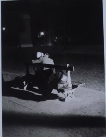 Fig. 9 – Couple d’amoureux sur un banc boulevard Saint Jacques, à côté d’un clochard (vers 1932) 