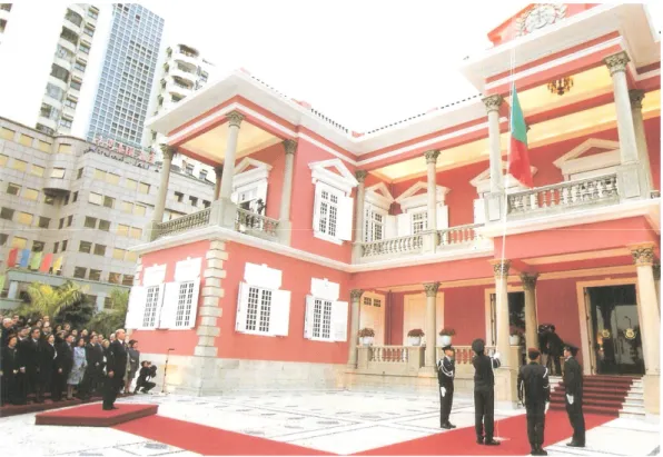 Figura 11. Cerimónia do arriar da bandeira em frente ao Palácio do Governo a 19 de  Dezembro de 1999 (Castanheira 2000: 323)