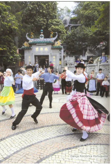 Figura 12. Jovens chineses a dançar folclore português em frente ao templo de A-Má. 