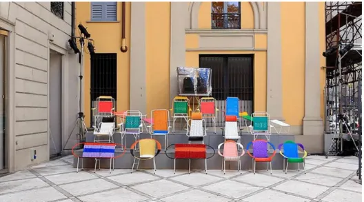 Figura 11 – Cadeiras do projeto e exposição “100 Chairs” da marca italiana Marni. 