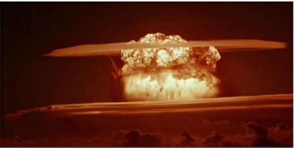 Figura 4  –  Imagem  da explosão da bomba de hidrogênio  “Castle  Bravo”, cujo  poder  de destruição era maior do que as bombas detonadas até então