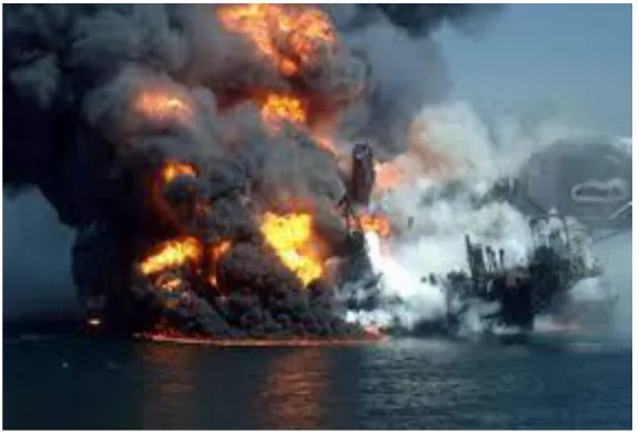Figura 8 – Imagem do incêndio em plataforma da British Petroleum, em decorrência do  derramamento de petróleo no Golfo do México (2010)  