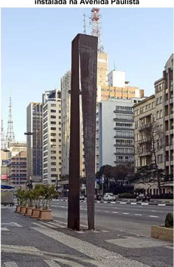 Figura 12 - A obra Coluna (1997), de Amilcar de Castro,  instalada na Avenida Paulista 