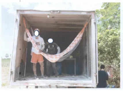 Foto 6.1.1(1): Baú do caminhão, onde os trabalhadores trabalhavam e pernoitavam 