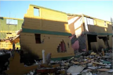 Figura 2-14. Colapso de edificações após o sismo de 2010 em Santa Cruz, Chile (Meli e Brzev (2011))