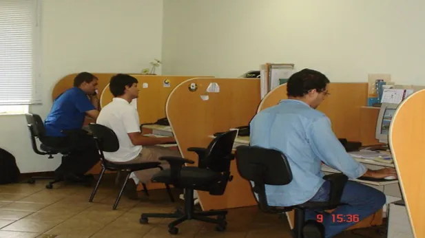 Figura 11:  Cada jornalista trabalha isolado pelas divisórias com um computador pessoal  