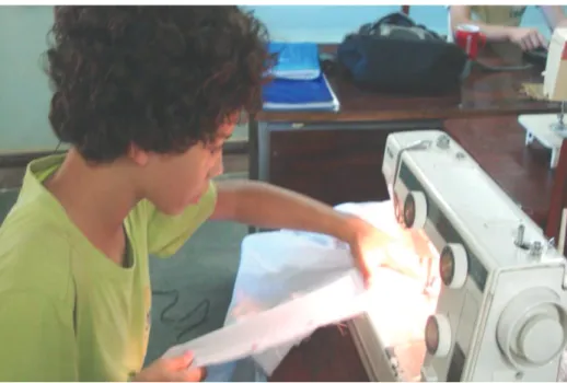 Foto 5: Educando executando trabalho de costura. 