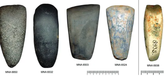 Fig. 7 – Exemplos dos  artefactos de pedra  polida recolhidos  na gruta da Lapa  da Galinha:  macha-dos de anfibolito  MNA 6850 e 6532,  enxó de xisto  anfi-bólico MNA 6503,  enxó de rocha 