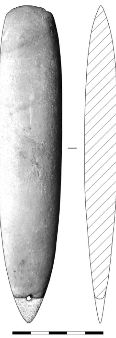 Fig. 8 – Reconstitui- Reconstitui-ção da hipotética  morfologia original  do machado de talão  perfurado da gruta  da Lapa da Galinha  (MNA 6559).