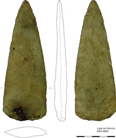 Fig. 10 – Ponta  de dardo MNA  6558, usando sílex  morfologicamente  semelhante ao de  Caxarias, recolhida  na «Sepultura  26» da gruta da  Lapa da Galinha,  em associação ao  machado de talão  perfurado MNA  6559 e ao machado  de anfibolito de  secção sub