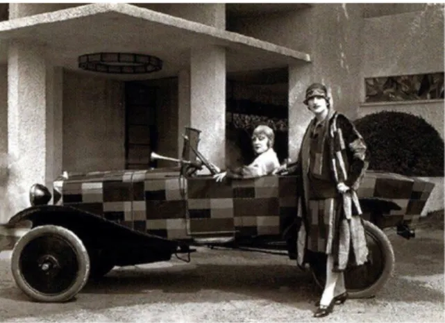 Fig  3 - À direita, Sonia Delaunay, 1925. O universo visual desta artista está patente nos motivos cubistas do  têxtil e na  pintura do automóvel