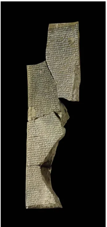Fig. 3 – Uma das placas em formato estreito cerca de 21cm de alturaX 6,2 cm de largura X 2,5 cm de espessura),  desco-berta nas ruínas da Biblioteca de Assurbanipal em Nínive (século VII a.C.), que relata a lenda da criação do casal de deuses Apsu e Tiamad
