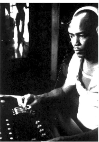 Figura 1 - King Tubby a operar uma consola MCI 