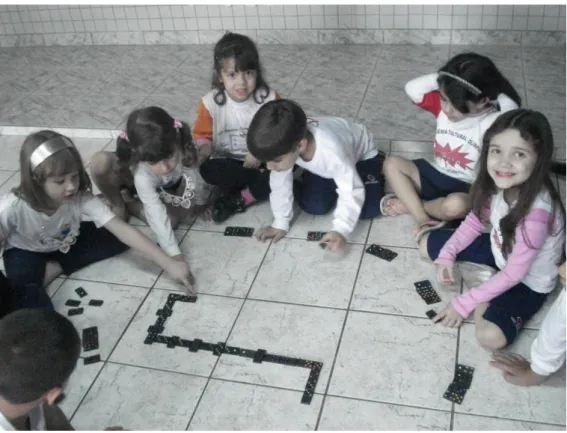 Figura 4. Crianças jogando dominó.  