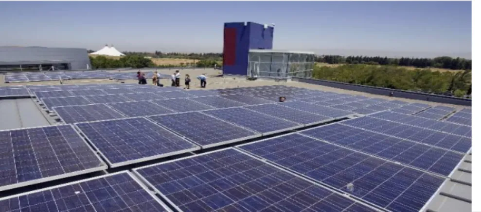 Figura  4:  O  painel  solar  gigante  cobre  o  telhado  do  escritório  da  Google,  localizado  em  Mountain View, na Califórnia)