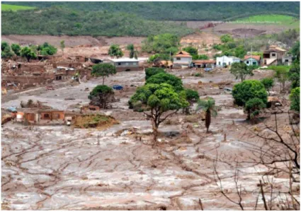 Figura 12 - Visão geral do povoado de Bento Rodrigues, em Mariana, logo após o acidente do  rompimento da barragem de minérios de ferro