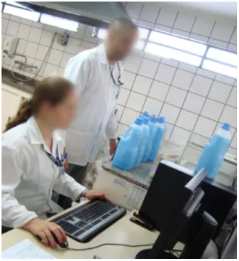 Figura  15  -  Foto  de  equipe  (Técnica  em  Metrologia  e  Auxiliar  Metrológico)  realizando  exame  final  em  produtos pré-medidos no laboratório