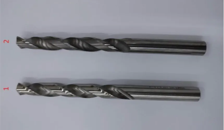 Figura 12 – Broca de HSS e Metal duro, vista lateral. 1 – Broca HSS. 2 – Broca Metal duro 