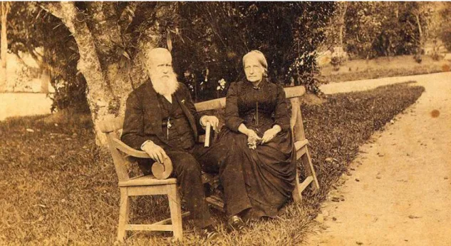 Figura 2: Dom Pedro II ao lado de Dona Tereza Cristina em 1889 no jardim do  Palácio Imperial de Petrópolis  