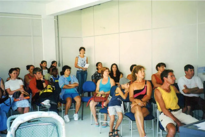 Foto 1 - Grupo de cuidadores de crianças e adolescentes com deficiência auditiva,  em oficina de libras, oferecida pelo SAPS – UNIVALI ( 2006/II)