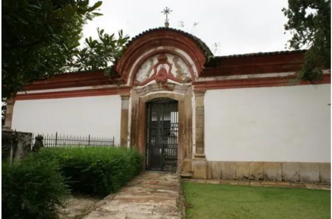FIGURA 10 – Fachada frontal do cemitério de catacumbas muralhado da Ordem Terceira do Carmo  de Ouro Preto