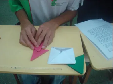Foto 5 - Aluno não vidente construindo um módulo triangular 