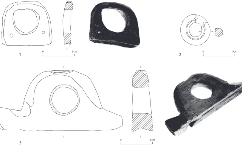 Fig. 3 : Anneaux  de cargue et ﬁloir. Dessins M. Rival, V. Dumas ; clichés A. Chéné, Ph