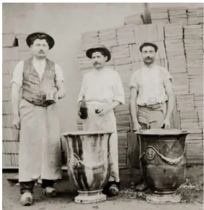 Fig. 18 : Potiers de la fabrique Trouvat à Anduze (début XX e  siècle) (Cl. Musée des Vallées Cévenoles)