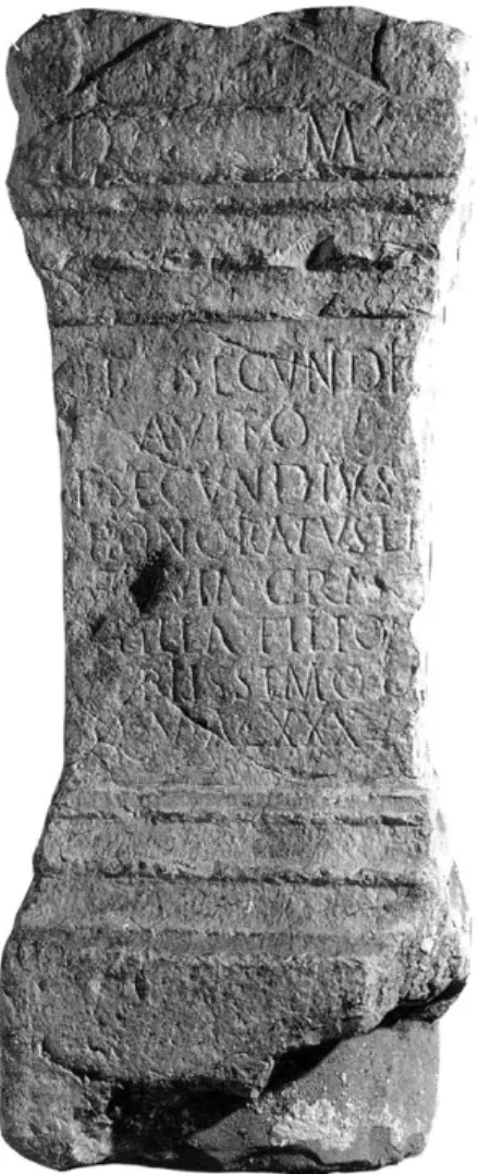 Fig. 5 —  Vence.  Autel funéraire (n° 5). 