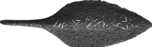 Fig. 2 : pointe de flèche en bronze comportant  une inscription méroïtique (V. Francigny).