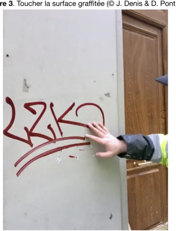 Figure 3. Toucher la surface graﬃtée (© J. Denis &amp; D. Pontille)