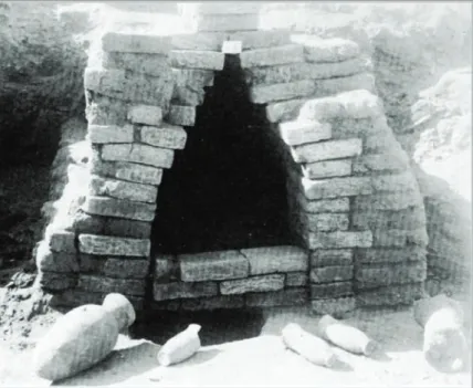 Fig. 1 : caveau sous le sol d’une maison d’Ur (WOOLLEY &amp; MALLOWAN 1976, pl. 47:a)