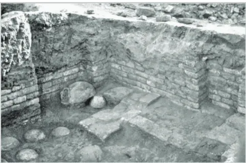 Fig. 2 : tombes d’enfants  en jarres et en “clapiers” sous le sol d’une chapelle domestique  (WOOLLEY &amp; MALLOWAN 1976 pl