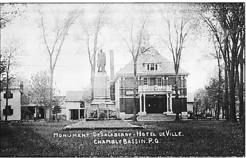Figure 12. Carte postale ancienne où sont représentés le monument de Salaberry ainsi que l’hôtel de ville de Chambly