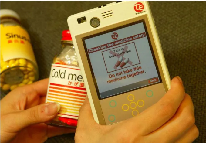Figure 2 : Utilisation de l’ « Ubiquitous Communicator » pour vérifier la compatibilité de médicaments (les boites  intègrent des étiquettes RFID, le lecteur est dans l’ « UC » 