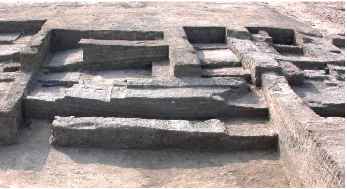 Fig. 11.  Maçonneries à "pans concaves" de la maison (au second plan)