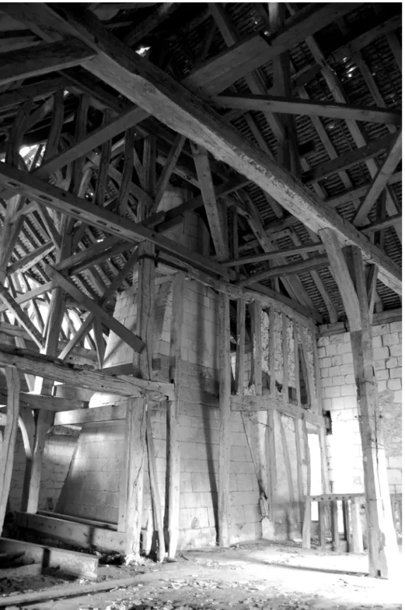 Fig. 17 - Pont-de-l’Arche, abbaye de Bonport, cuisine, étage du comble sous charpente avec la hotte médiévale.