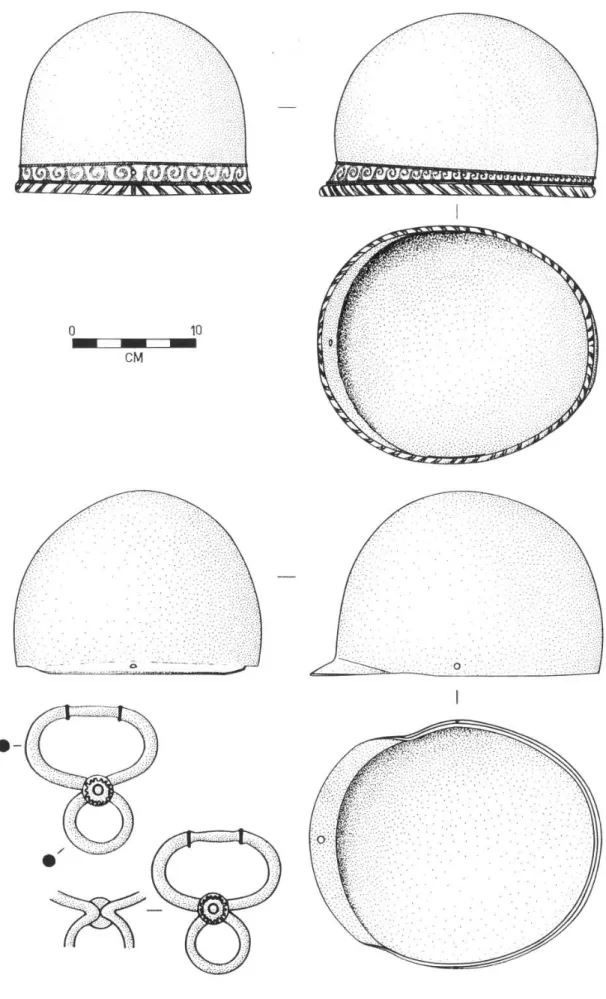 Fig. 5 — Les deux variantes du casque de l’armée romaine à la fin de la République, retrouvés dans le puits PF16 de Vieille-Toulouse: variante lourde (type Mannheim), en haut; variante légère (type Coolus), en bas