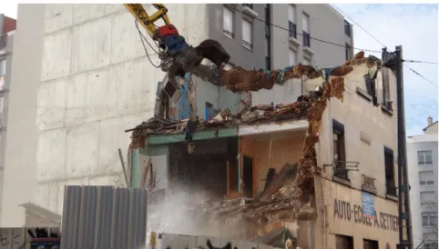 Foto 1: Demolowanie bez preparacji budynku dla segragacii odpadów– Villeurbanne, L. Mongeard, 2013 