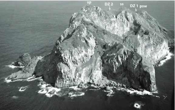 Fig. 2. Carte de l'île Hunter, modifiée d'après  Maillet et al. (1986). sp  sommet principal ; ss  sommet secondaire ; psw pic sud-ouest