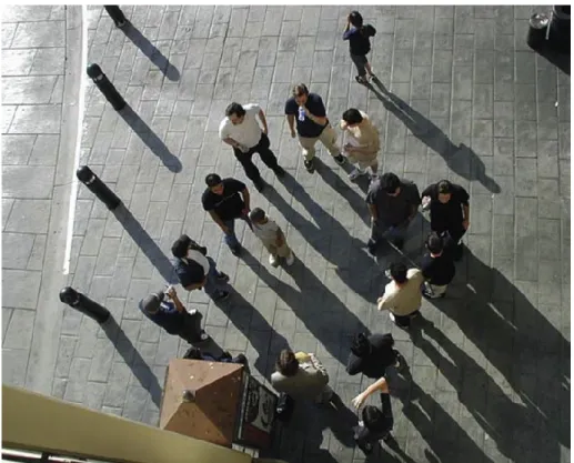 Figure 4 : Dans le jeu I Love Bees, les joueurs se sont rassemblés dans l'espace urbain en attendant un  appel à côté d’un téléphone public (Montola et Stenros, 2009, p
