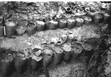 Fig. 46 - Arles,  Trinquetaille, île des Sables :  alignements d'amphores  servant d 'armature à une digue de protection disposée en  bordure du  Rhône, vers  40-30 avant J.-C