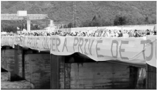 Fig.  2  –  Occupation  du  barrage  de  St-Égrève,  mai  2019  (syndicats,  associations,   Gilets jaunes)  
