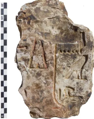 Fig. 11. Fragment pariétal de calcaire (869) portant le cartouche d’un roi Amenemhat regravé (L