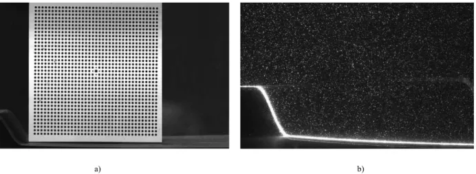 Figure II- 9 Images à l’aval de la ride : a) mire et b) image d’un écoulement chargé de particules 
