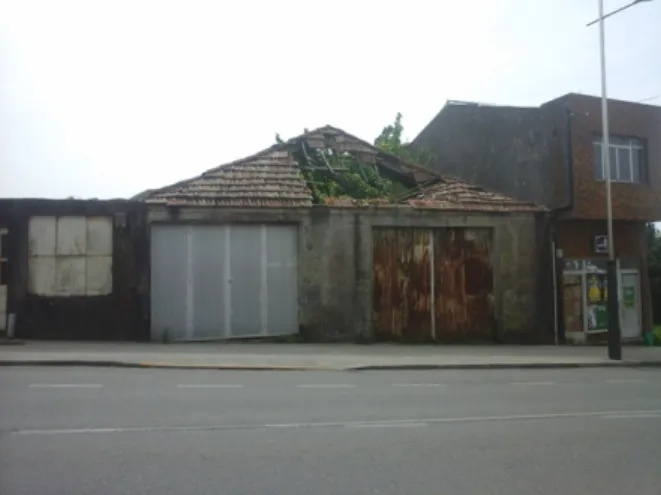 fig. 6 – House converted into a garage, currently in ruins, santa Comba, May 2015. 