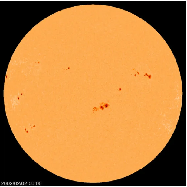 Figure 1.1: Le Soleil observ´ e en intensit´ e en lumi` ere visible. Les taches y sont apparentes, ainsi que les facules pr` es des bords