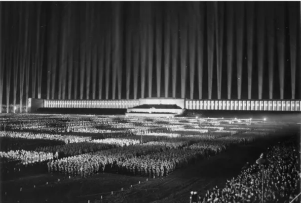 Figure  1.1  Albert  Speer,  « cathédrale  de  lumière »  lors  du  rassemblement  du  parti  national-socialiste,  8  septembre  1936,  Nuremberg  (Allemagne)