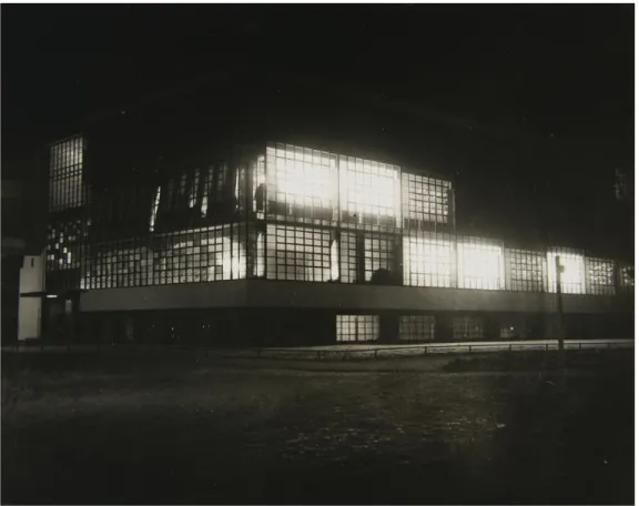 Figure  1.3  L’édifice  du  Bauhaus  la  nuit,  1928-1929,  Dessau  (Allemagne).  Source :  Harvard Art Museums, BR50.27