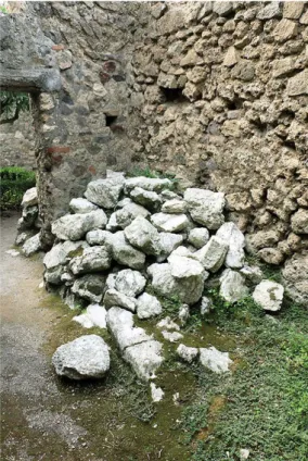 Fig. 4 – Pompéi, Région I, insula 6, maison 4, matériaux calcaires amoncelés dans le péristyle.